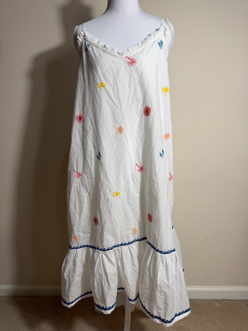Gorgeous Beach Inspired Sleep Wear White Gown with Embroidery Size L NWT